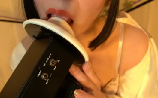 うーちゃん月乃吃耳助眠，奇妙的asmr舔耳体验